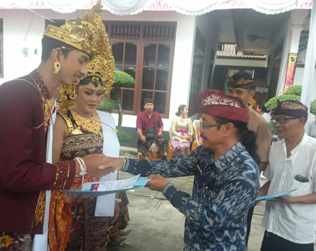 Apresiasi Masyarakat dalaam Penyerahan KK Baru, Akta Perkawinan dan (KTP) Baru Bagian di Banjar Pengilian